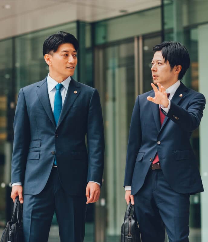 社員が歩きながら話している写真